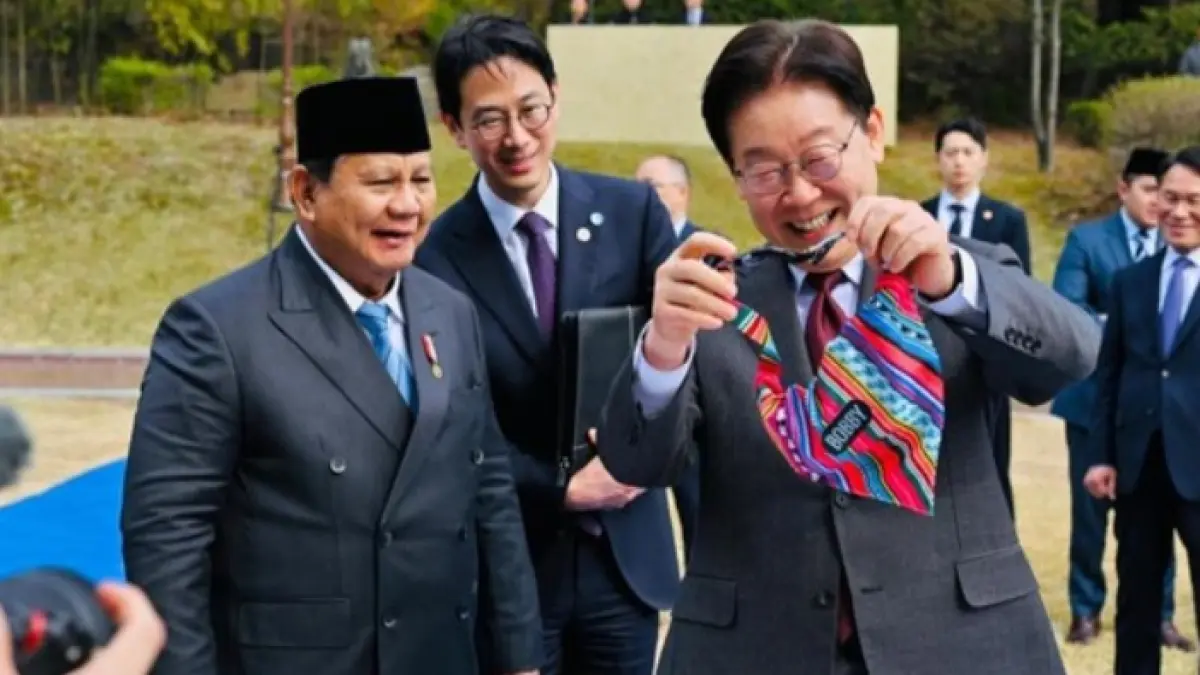 Presiden Lee Jae Myung menunjukkan hadiah pakaian untuk anjing peliharaan bernama Bobby. (Foto Sekretariat Presiden)