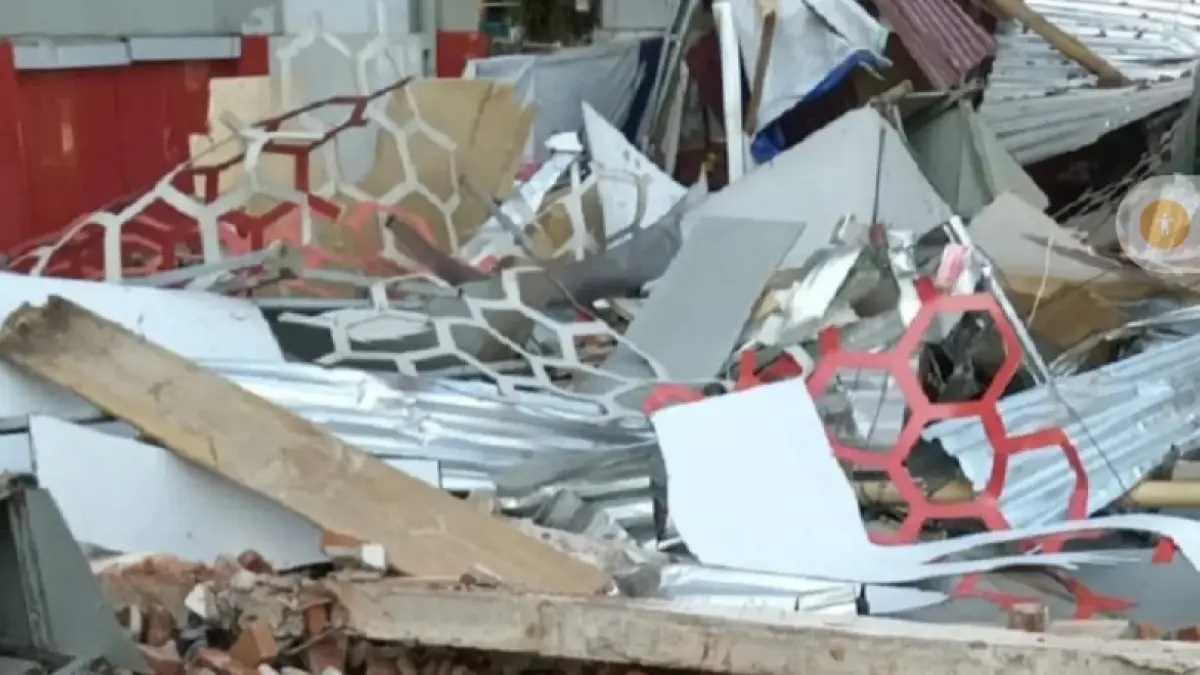 Puing-puing bangunan berserakan usai diguncang gempa di wilayah Sulawesi Utara, memperlihatkan kerusakan pada dinding dan atap rumah warga. (Foto ist)