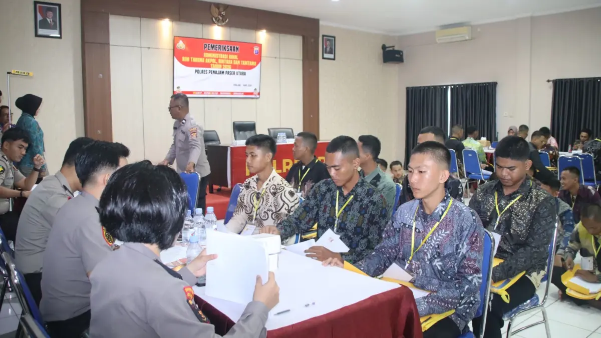 Puluhan peserta mengikuti pemeriksaan administrasi awal penerimaan Taruna Akpol, Bintara, dan Tamtama 2026 di Polres PPU.(humas polres ppu/kp)