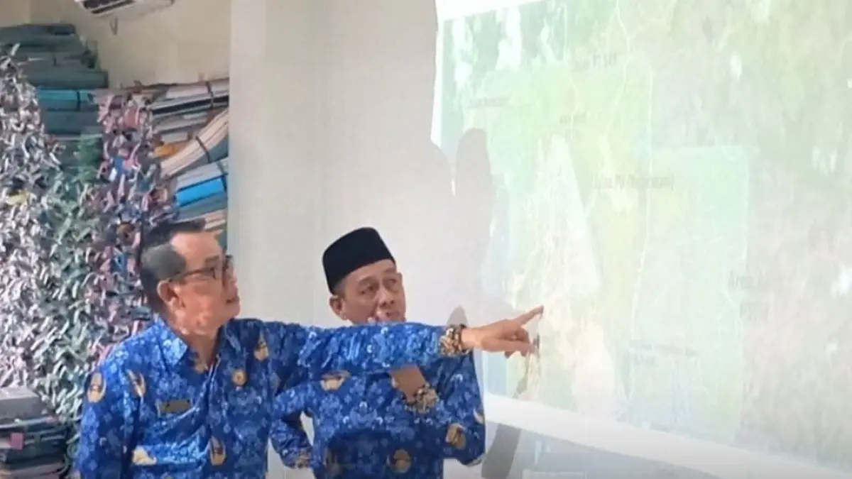 RAKOR: Kepala DPUPR Kubar, Philip (kiri) saat Rakor percepatan pembangunan akses jalan Marimun - Muara Batuq.&nbsp;