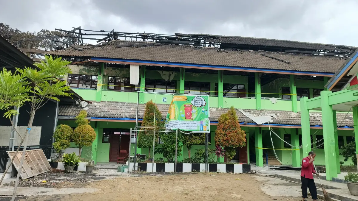 RUSAK: Gedung SMP 2 Samarinda terbakar, enam kelas rusak dan fasilitas belajar terdampak.