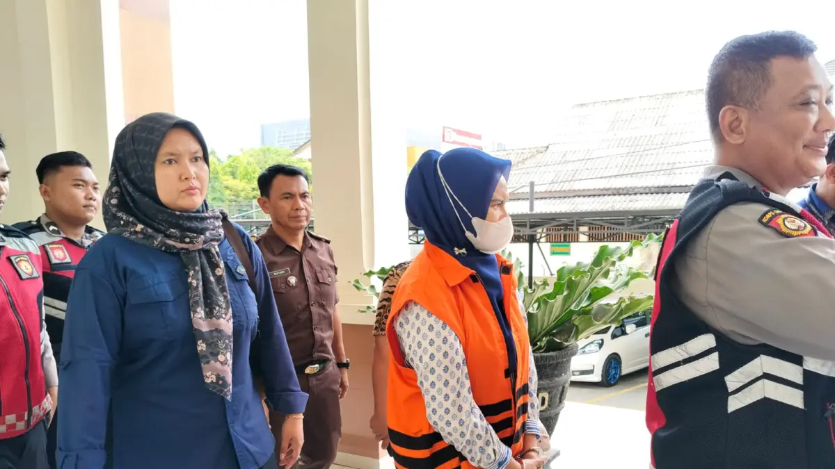 Terdakwa Dayang Donna Walfiaries Tania (tengah), di Pengadilan Tipikor Samarinda, Kamis (2/4/2026). (BAYU/KALTIM POST)