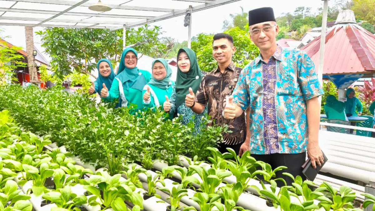 Tim Penilai TP-PKK Balikpapan diajak mengunjungi kawasan Kampung Markisa di RT 28 yang dibudidayakan Meliana. Juga terdapat sayuran hidroponik hingga budidaya ikan dalam kolam.

&nbsp;

&nbsp;