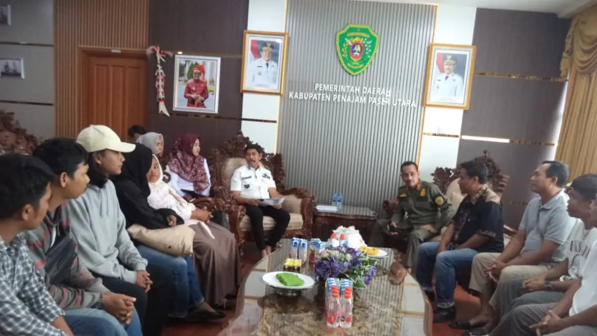 Wakil Bupati PPU Waris Muin saat menerima audiensi belasan pedagang UMKM yang terdampak penertiban di area RSUD Putri Botung, Rabu (1/4/2026). Pemkab menyiapkan lahan relokasi sementara di dekat halte samping rumah sakit. (AHMAD MAKI/KP)