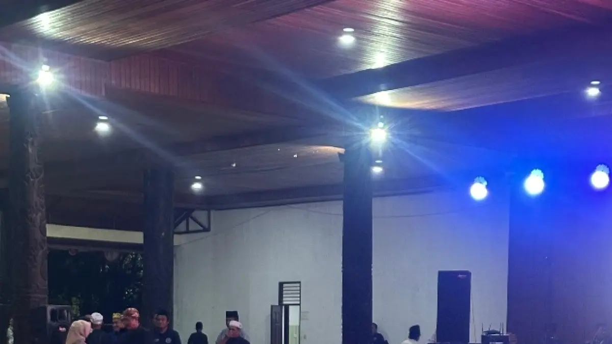 Bupati Kutai Barat Frederick Edwin dan Wabup Nanang Adriani menghadiri halalbihalal antar-organisasi di Alun-alun IYHO, mempererat silaturahmi masyarakat.