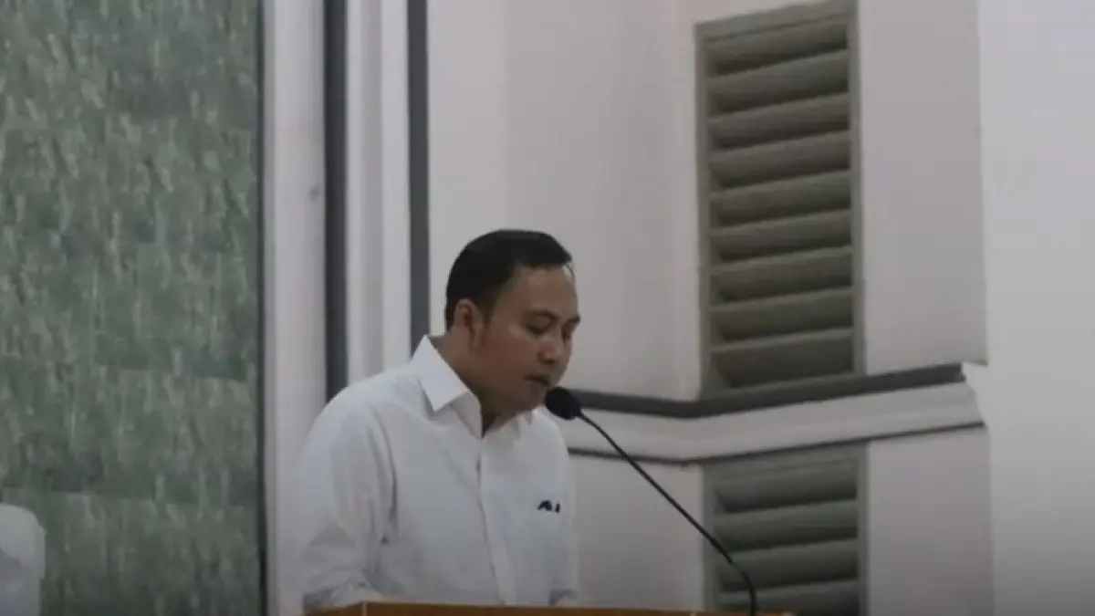 Bupati Kutai Barat, Frederick Edwin, menyampaikan sambutan pada Misa Kamis Putih di Gereja Paroki Santo Markus Melak.