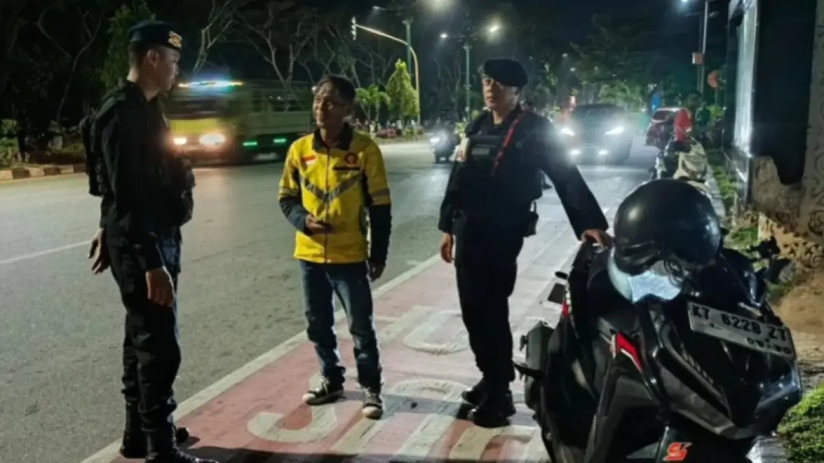 DIALOGIS: Personel Brimob menggelar patroli dialogis, mengajak peran aktif dalam menjaga keamanan dan ketertiban masyarakat (kamtibmas) Balikpapan. IST/KP