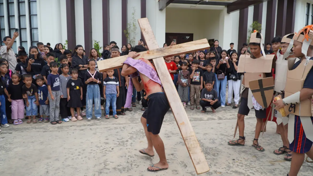 DRAMA: Gereja Toraja Jemaat Kanaan Bontang melaksanakan kegiatan jalan salib sebagai upaya memperkenalkan pengorbanan Yesus Kristus kepada anak sekolah minggu. (ADIEL KUNDHARA/KP)