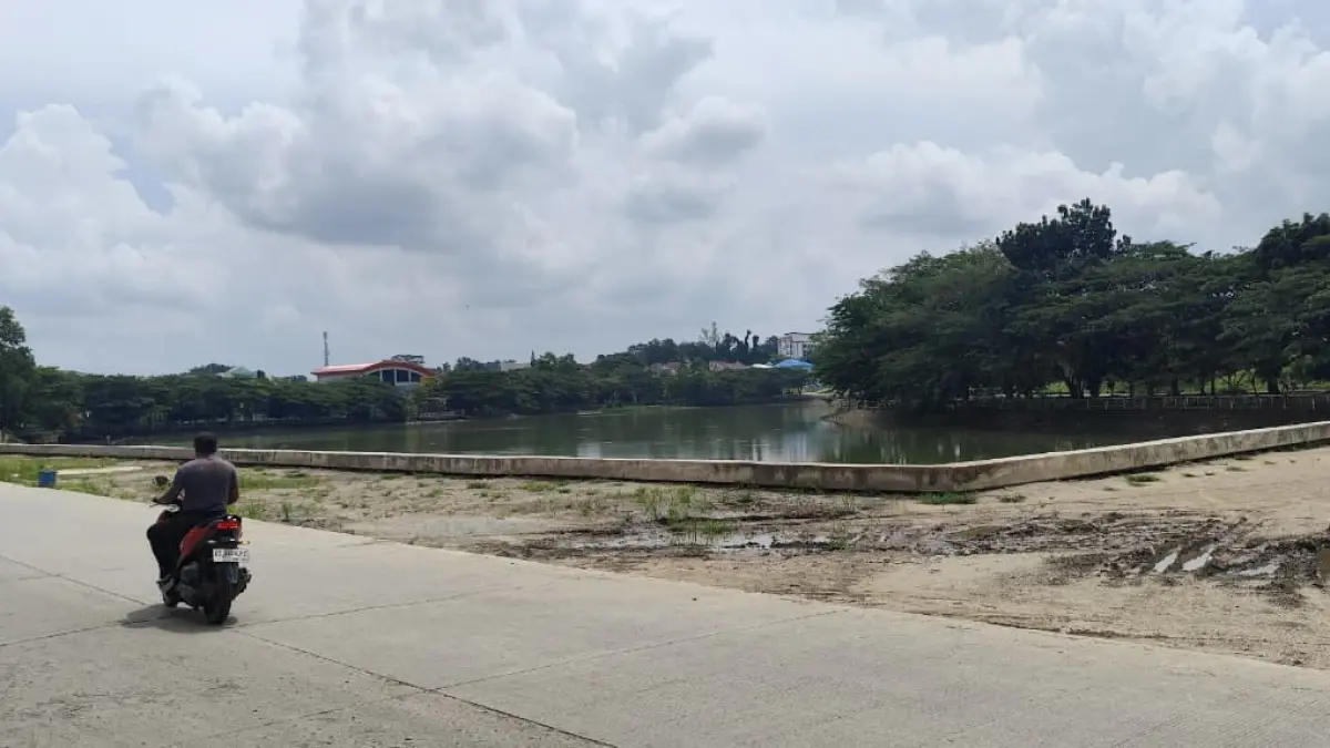 MIRIS: Kawasan polder Air Hitam di Kecamatan Samarinda Ulu, menjadi salah satu retensi banjir kini terancam oleh sampah plastik. (DENNY SAPUTRA/KP)