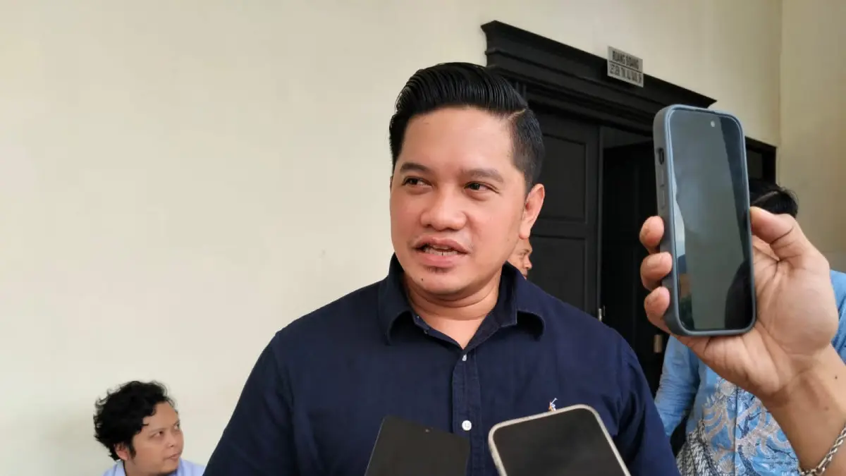 Hendrik Kusnianto, kuasa hukum Dayang Donna Walfiaries Tania, saat memberikan keterangan pers usai persidangan di Pengadilan Tipikor Samarinda, Kamis (2/4/2026). Ia menilai keterangan saksi-saksi yang dihadirkan KPK saling bertolak belakang. (BAYU ROLLES/KP)