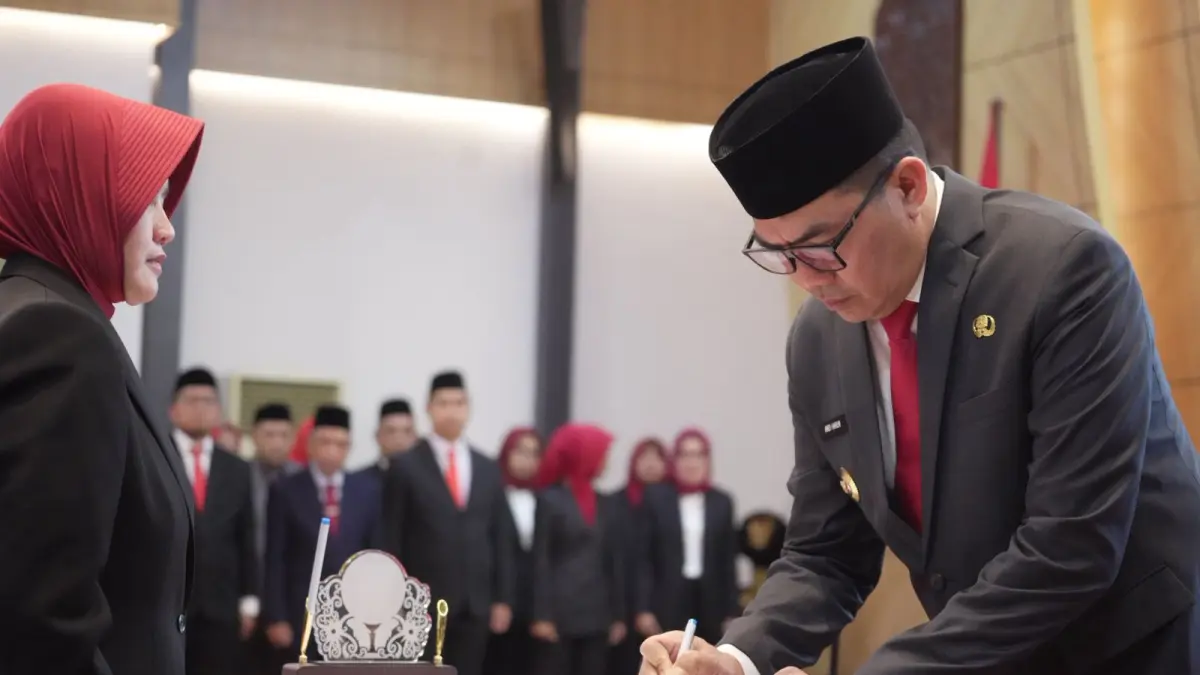 PELANTIKAN: Wali Kota Samarinda Andi Harun melantik Neneng Chamelia Santi sebagai Sekkot definitif melalui mekanisme manajemen talenta, Kamis (2/4). (IST)

&nbsp;