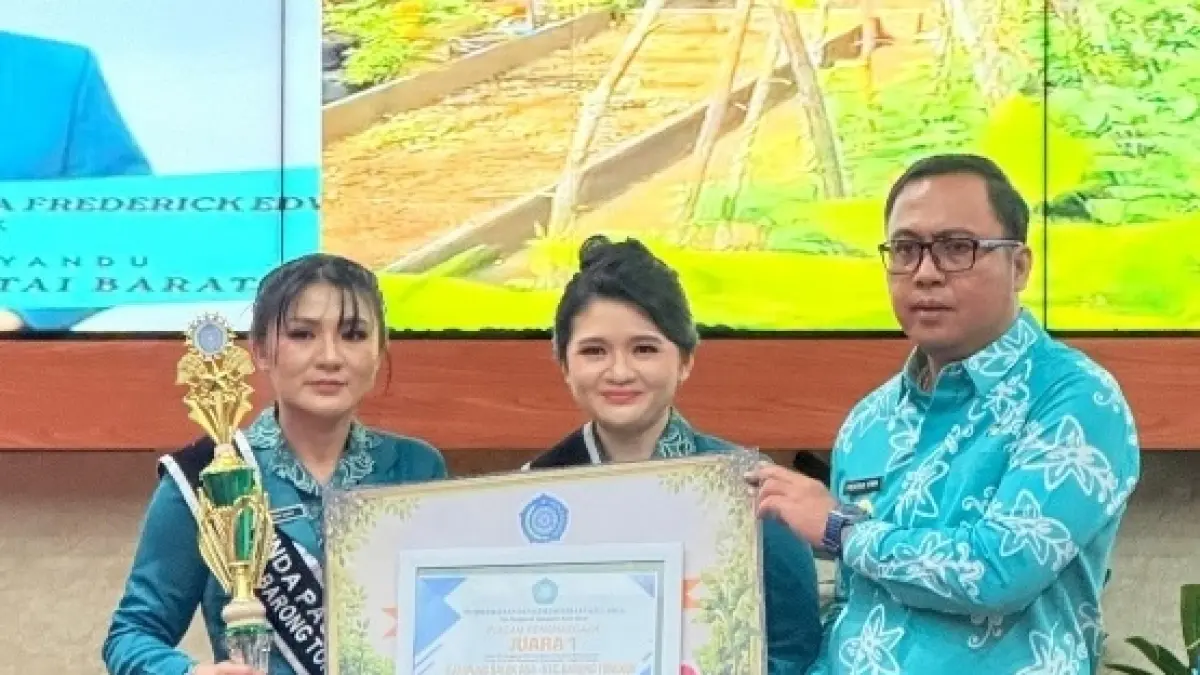 PIAGAM: Penyerahan penghargaan oleh Ketua TP PKK Kabupaten Maria Christina Mozes Edwin (tengah) kepada Ketua TP PKK Barong Tongkok, Vinsensia Yenny Martinus Rudi (kiri) didampingi Bupati Kutai Barat Frederick Edwin. 