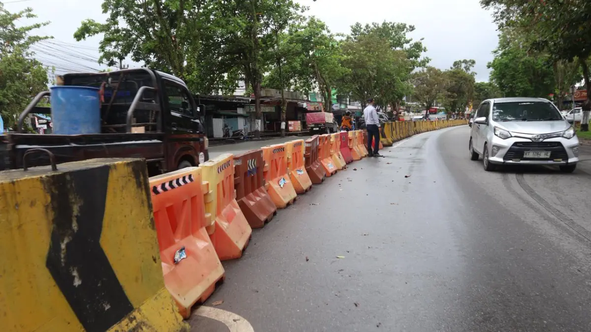 Simpang Macet Balikpapan Direkayasa, Penutupan Median Jalan Agung Tunggal Mulai Berlaku. (ANGGI PRADITHA/KP)

&nbsp;