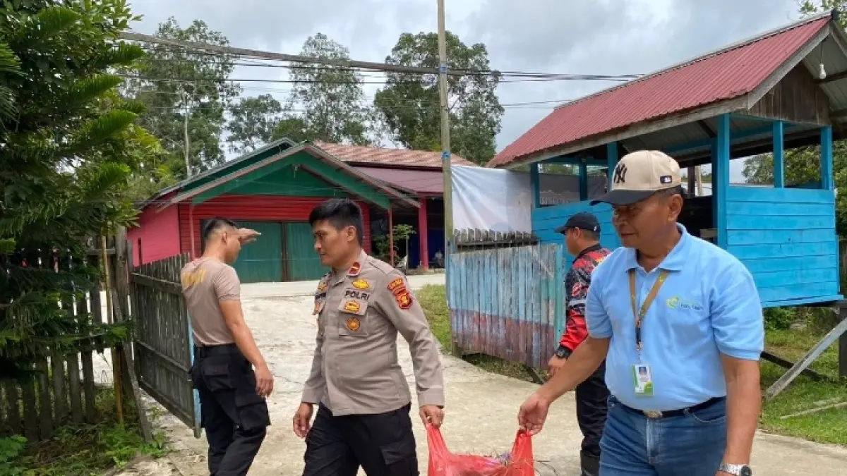 SINERGI: Personel Polsek Muara Lawa dan karyawan PT EBH Baksos di salah satu gereja di Muara Lawa.&nbsp;