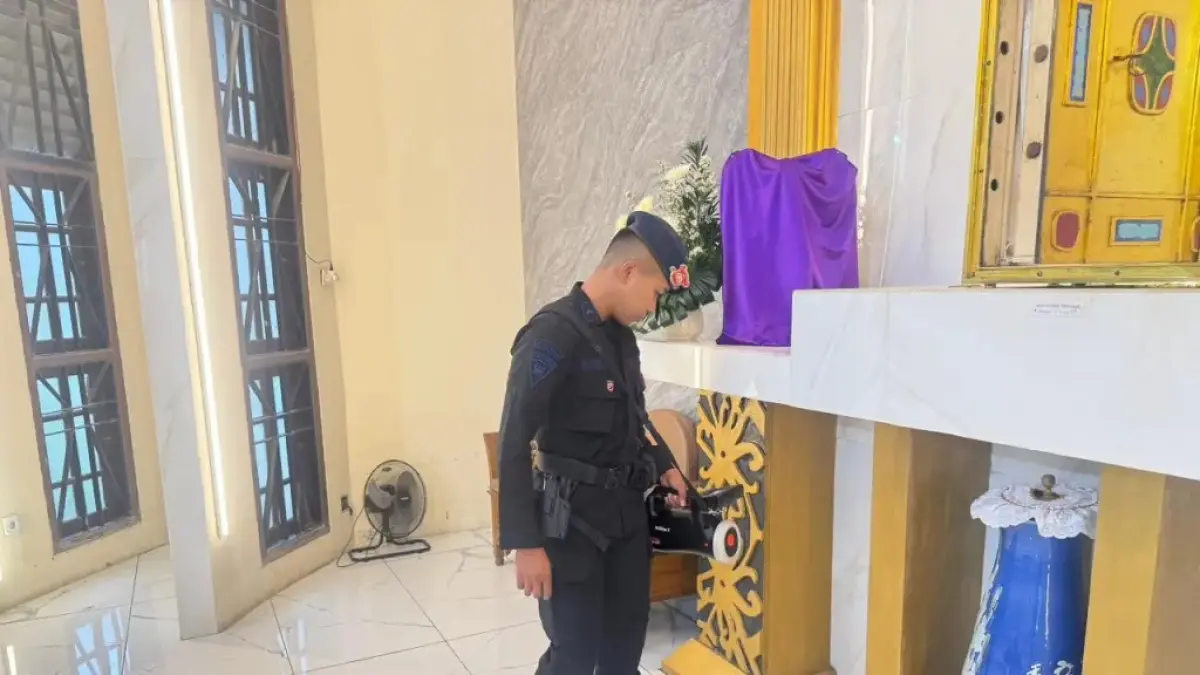 STERILISASI: Tim Jibom Brimob Polda Kaltim dikerahkan untuk melakukan sterilisasi sejumlah gereja di Balikpapan dan Samarinda.