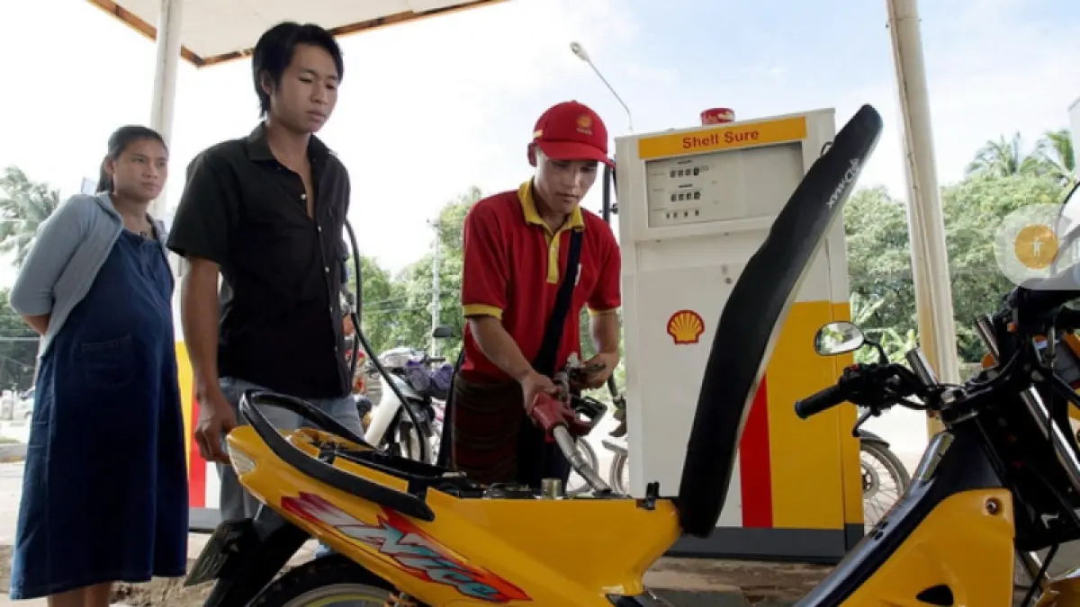 Warga Laos harus antre berjam-jam untuk bisa mendapatkan BBM. (Foto ist)