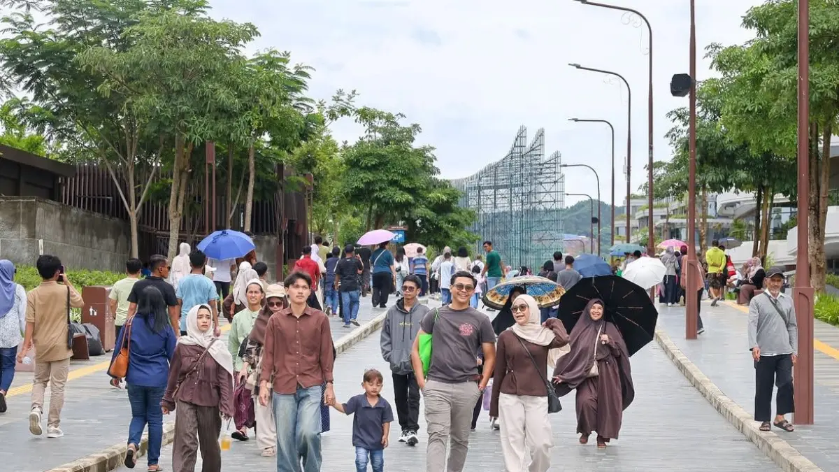 

Warga yang berlibur di IKN selama Paskah ini tidak hanya selfie, tetapi, diajak juga untuk menanam pohon penghijauan.(OIKN/kp)