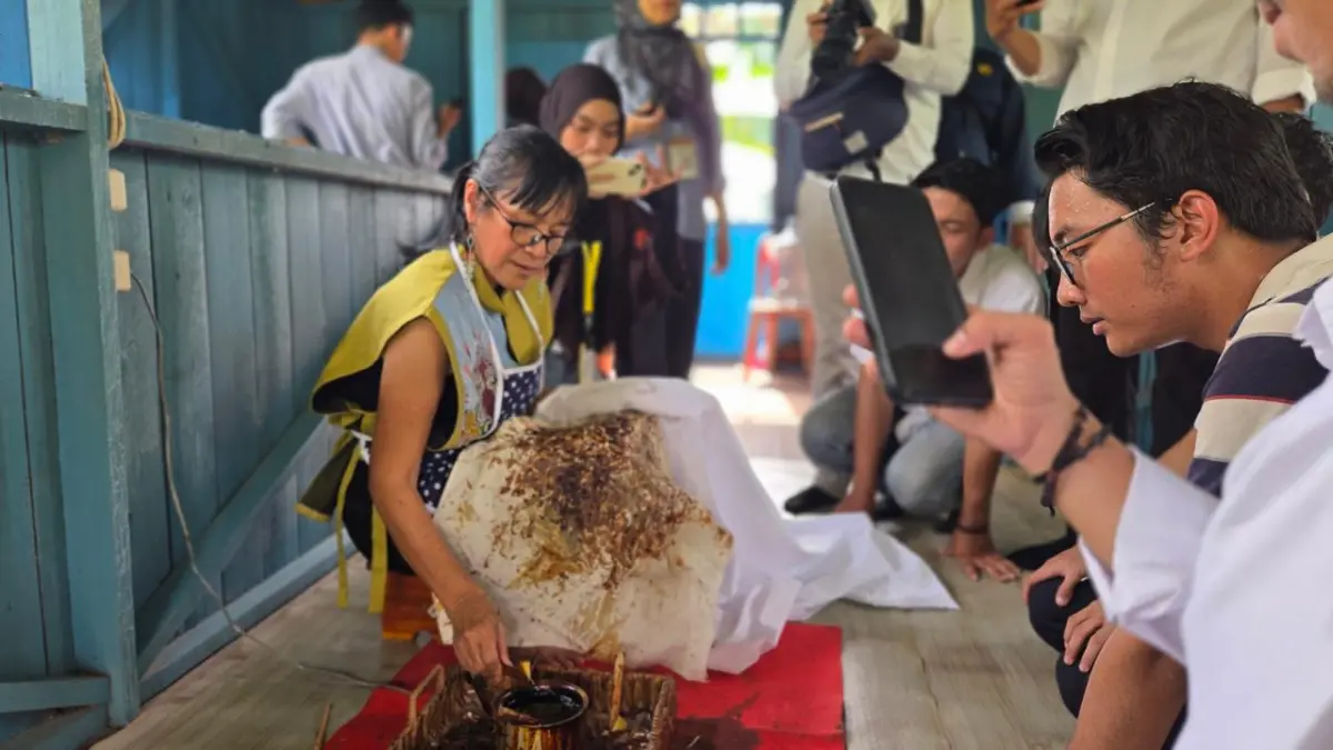EDUKASI: Membuka kelas edukasi khususnya kepada anak muda, Ises berusaha melestarikan budaya lewat ragam motif Dayak yang dia kenalkan.