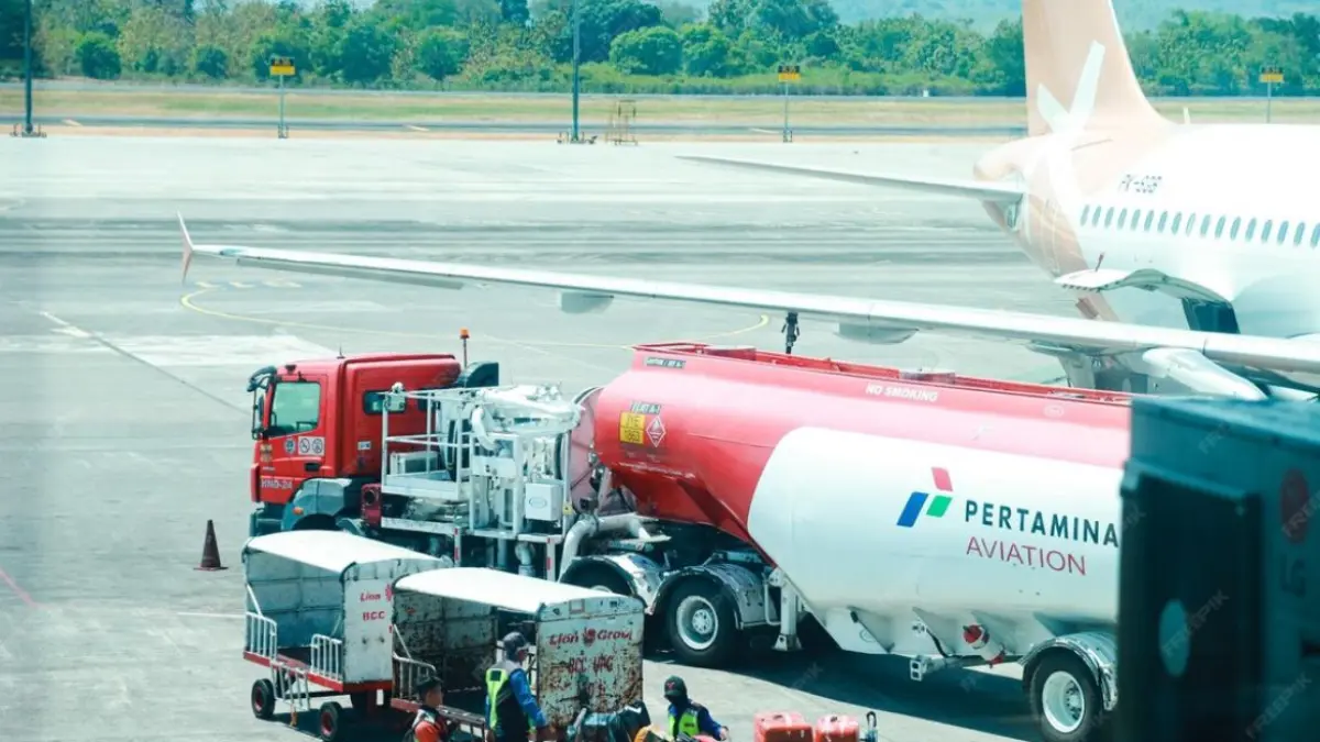 MELONJAK: Harga avtur di Bandara Soekarno-Hatta naik dari Rp 13.656 per liter pada Maret 2026 menjadi Rp 23.551 per liter pada April 2026 atau melonjak 72,45 persen. Kondisi ini membebani maskapai penerbangan.