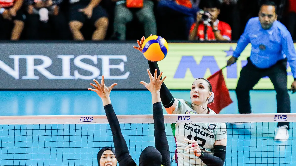 Pemain asing Jakarta Pertamina Enduro Irina Voronkova melepaskan spike ke arah pemain Jakarta Electric PLN Mobile pada laga Kamis (2/4). (RIANA SETIAWAN/JAWA POS 

