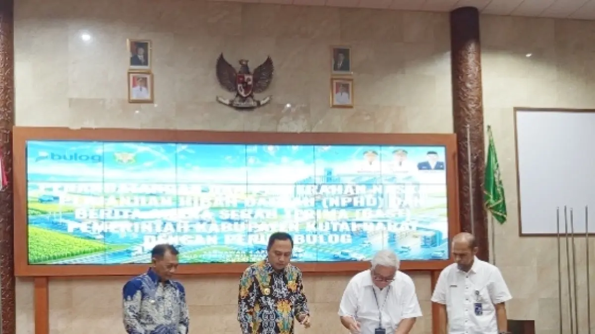 PENTING: Penandatanganan naskah perjanjian hibah daerah antara Pemerintah Kabupaten Kutai Barat dengan Perum Bulog. 