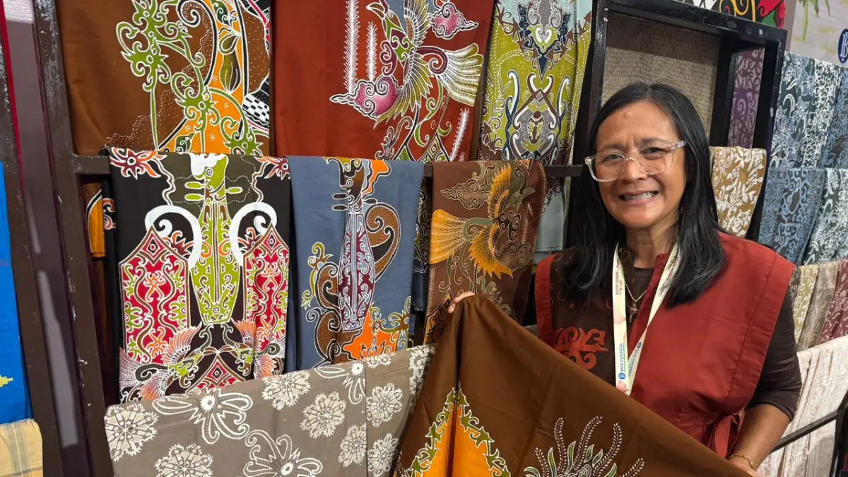 PULUHAN: Ada banyak motif batik yang Ises ciptakan. Sebagian besar bercerita tentang kebudayaan Dayak, arit lepo motif ciptaan pertamanya pun menjadi nama usahanya. (RORO/KP)