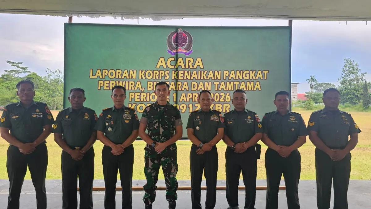 PUTRA DAERAH: Danramil 0912/-08 Muara Lawa, Kapten Arm Dr Nedi (ketiga kiri), membuktikan bahwa putra daerah juga bisa berprestasi, khususnya di dunia militer.  
