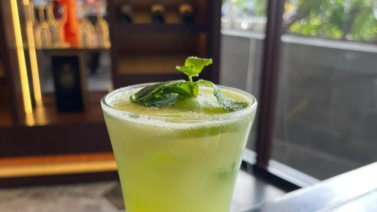 SEHAT: Cucumber Lime Mint, minuman segar berbahan timun dan jeruk nipis dengan sentuhan aroma daun mint, menghadirkan rasa ringan dan menyegarkan yang cocok dinikmati di cuaca panas Samarinda.