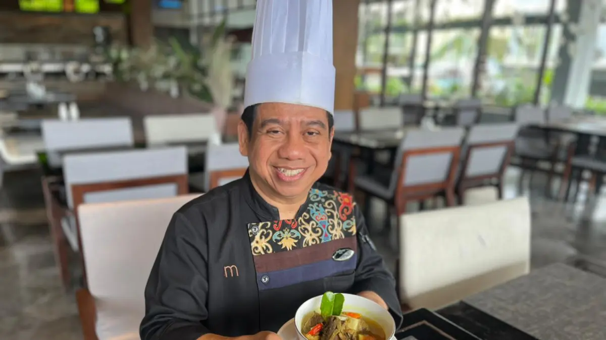 SENSASI BERBEDA: Iga Pindang racikan Executive Chef Midtown Hotel Samarinda, Yadie Hadie Suwarno, hadir dengan kuah bening segar bercita rasa asam ringan dan daging iga yang lembut. NASYA/KP