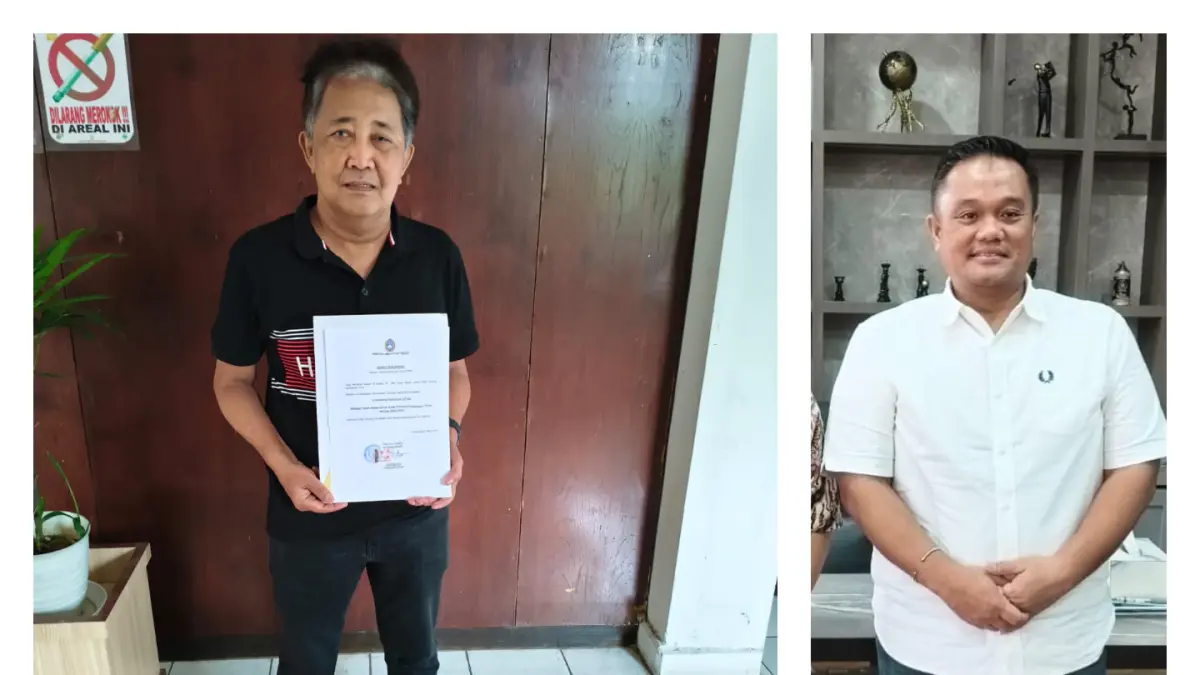 Supono mewakili Asprov PSSI Kaltim (kiri), menyerahkan dukungan sekaligus mengusung Anderiy Syachrum untuk maju sebagai calon ketua umum KONI Kaltim pada Musorprov. 