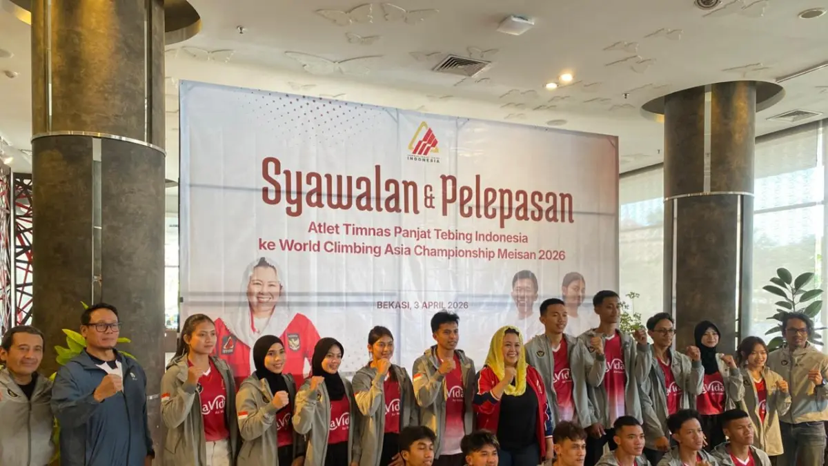 Yenny Wahid melepas atlet dan ofisial panjat tebing yang akan berlaga di kejuaraan Asia. (TAUFIQ ARDIANSYAH/JAWA POS)
