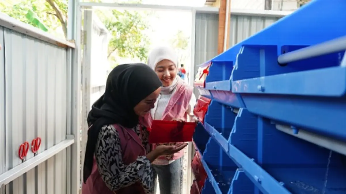 BUDIDAYA KEPITING: Kegiatan pendampingan budidaya kepiting soka di Desa Tanjung Seloka. Tim melakukan pengecekan dan penanganan kepiting di rak budidaya menggunakan metode Recirculating Aquaculture System.