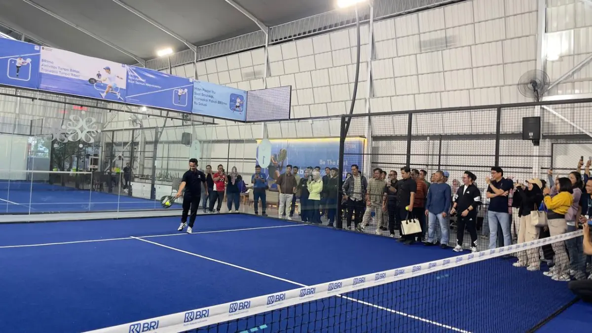 COBA LAPANGAN: Rahmad Mas’ud mencoba lapangan di sela Grand Opening. 