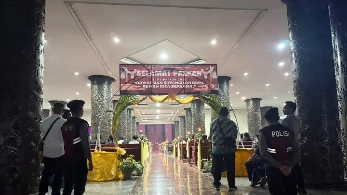 DISIAGAKAN: Personel Satuan Samapta Polres Kutai Barat disiagakan di sejumlah gereja guna memastikan umat Kristiani dapat beribadah dengan aman dan nyaman.