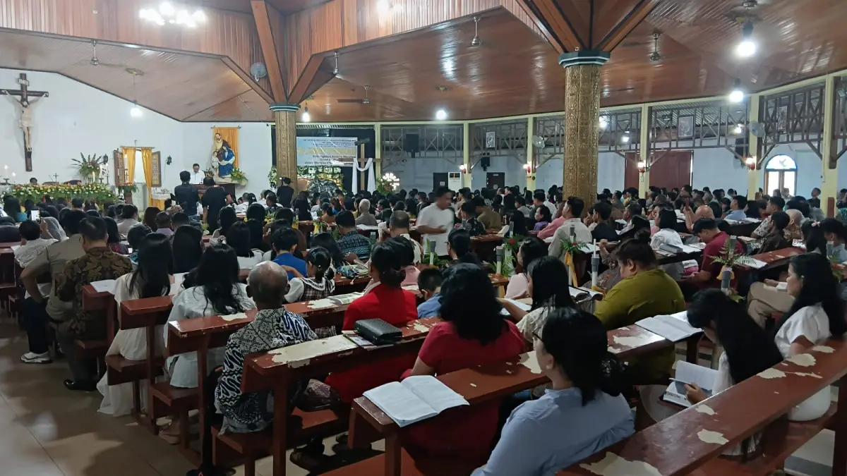 KHIDMAT: Bupati Kutai Barat Frederick Edwin saat mengikuti Misa Minggu Paskah bersama ribuan umat di Gereja Paroki Kristus Raja Barong Tongkok, Minggu (5/4).