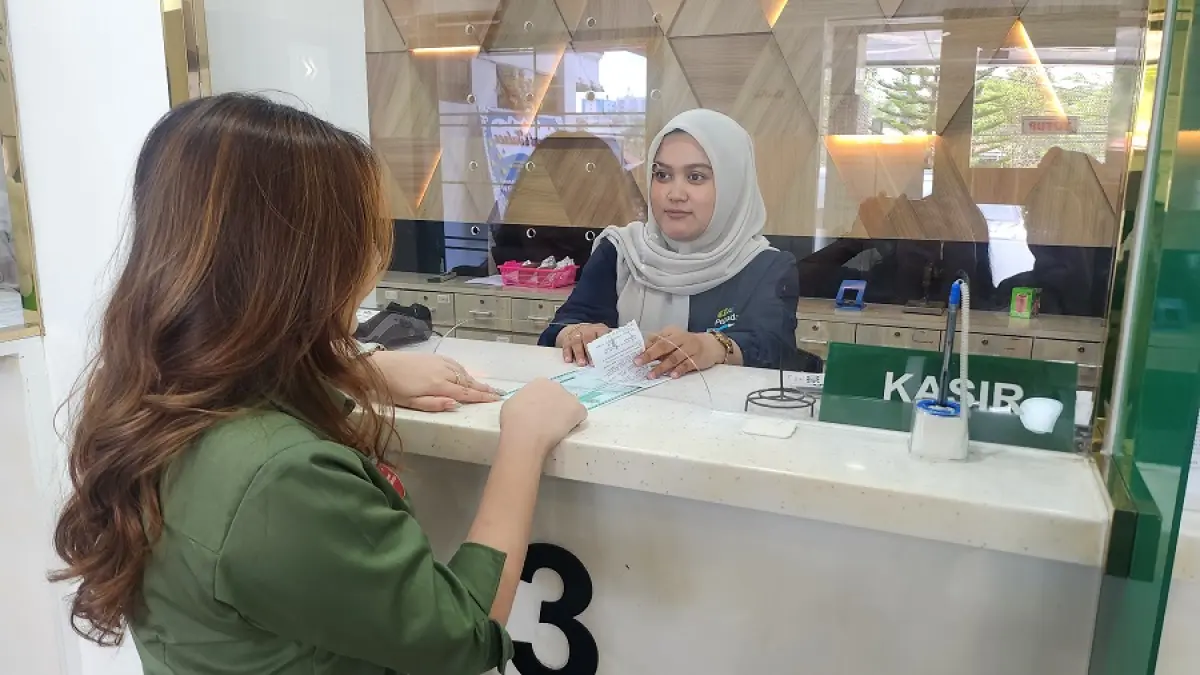 MUDAH: Nasabah hanya perlu menunjukkan bukti transaksi dari aplikasi serta membawa KTP asli saat datang ke outlet untuk pengambilan cetak emas. Ulil/KP