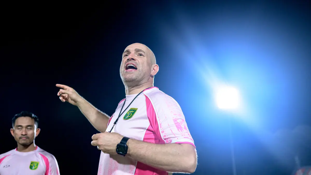 Pelatih Bernardo Tavares mengungkap alasan teknis di balik absennya sejumlah pemain pilar dalam laga ini. (Persebaya)