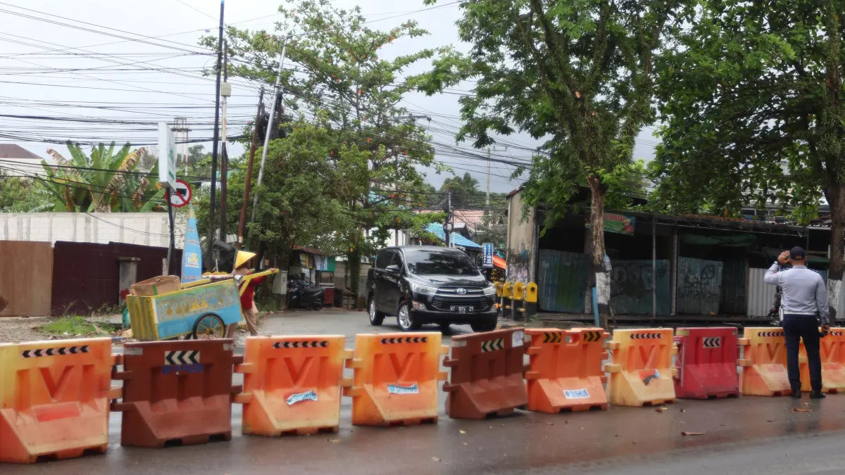 PEMBATASAN: Penutupan median jalan di simpang Agung Tunggal sudah mulai berlaku sejak 3 April 2026. (ANGGI PRADITHA/KP)