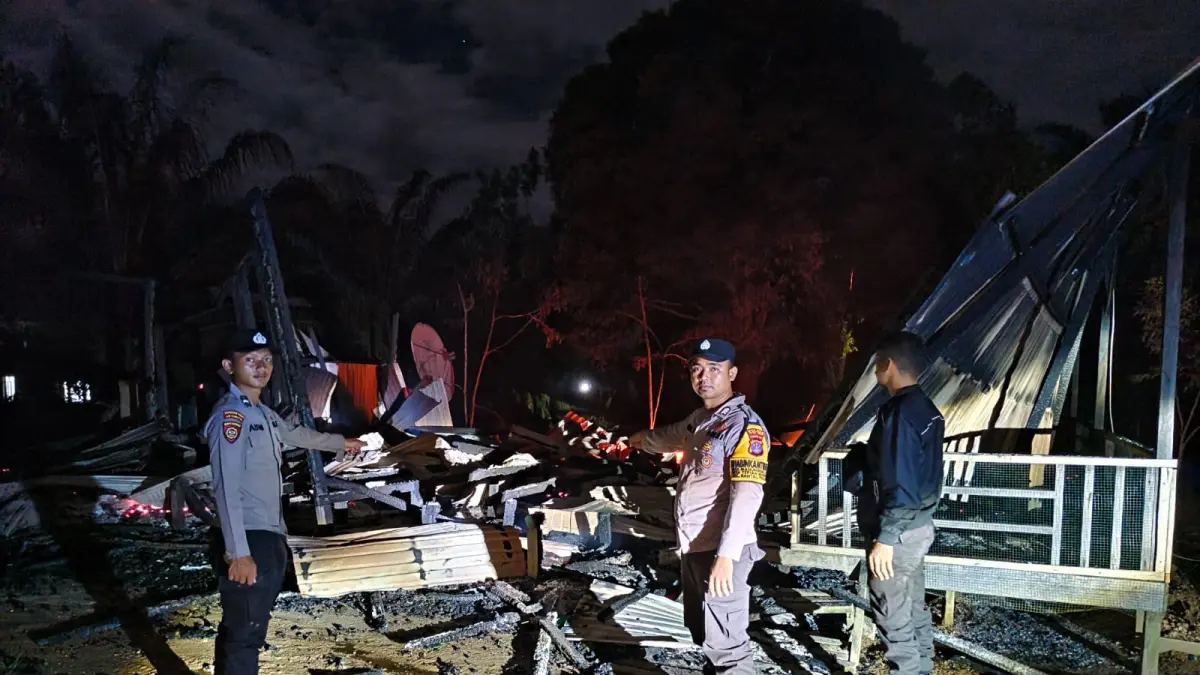 PENYELIDIKAN: Polisi melakukan penyelidikan di lokasi kebakaran rumah warga di Desa Manunggal Jaya, Kecamatan Rantau Pulung, Kutai Timur. (Dok. Polres Kutim)