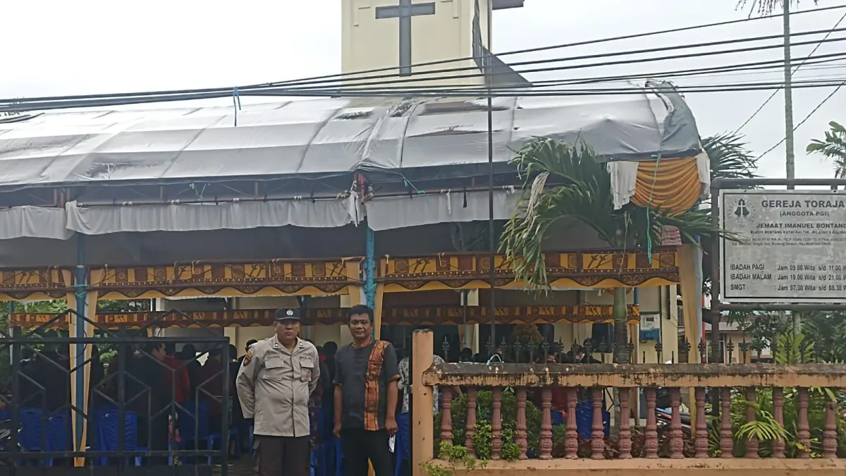 Personel Polres Bontang berjaga di sekitar gereja saat perayaan Paskah untuk memastikan keamanan ibadah tetap kondusif. (ADIEL KUNDHARA/KALTIM POST)