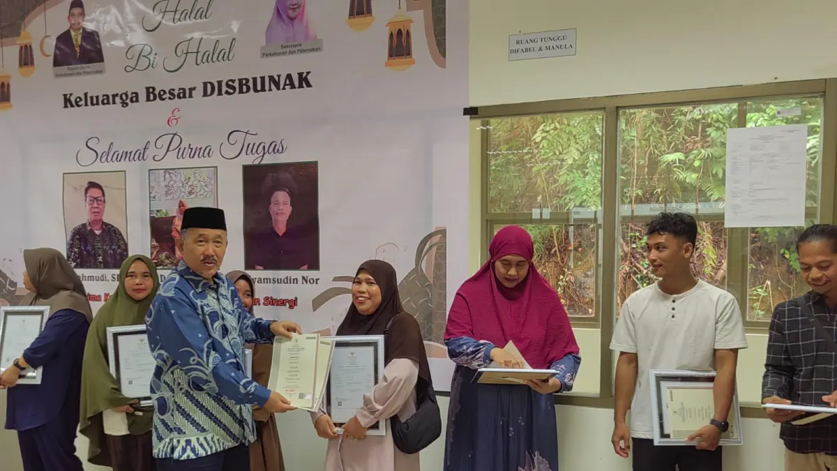 RESMI HALAL: Sebanyak 13 Rumah Potong Unggas (RPU) di Kabupaten Paser kini telah mengantongi sertifikat halal dari LPPOM MUI Kaltim. Langkah ini menjadi tonggak awal penjaminan kualitas daging unggas yang beredar di wilayah Tanah Grogot dan sekitarnya. (NAJIB/KP)