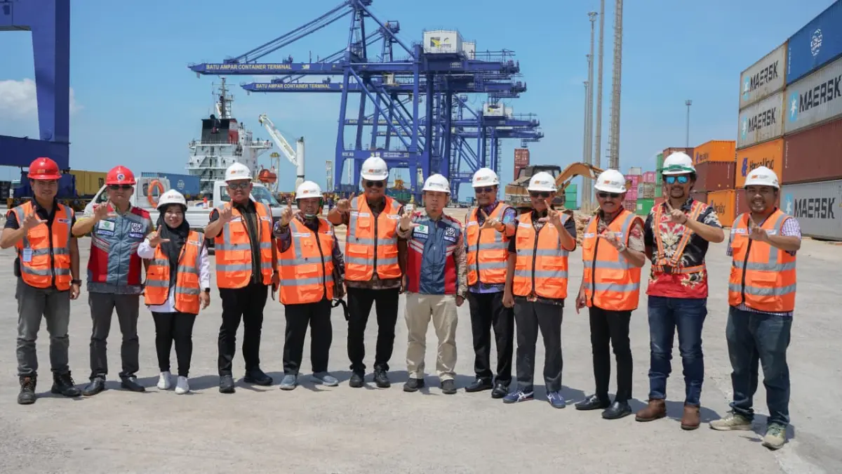 Rombongan Komisi III DPRD Balikpapan saat berkunjung ke depo kontainer di Batam. (IST)

&nbsp;