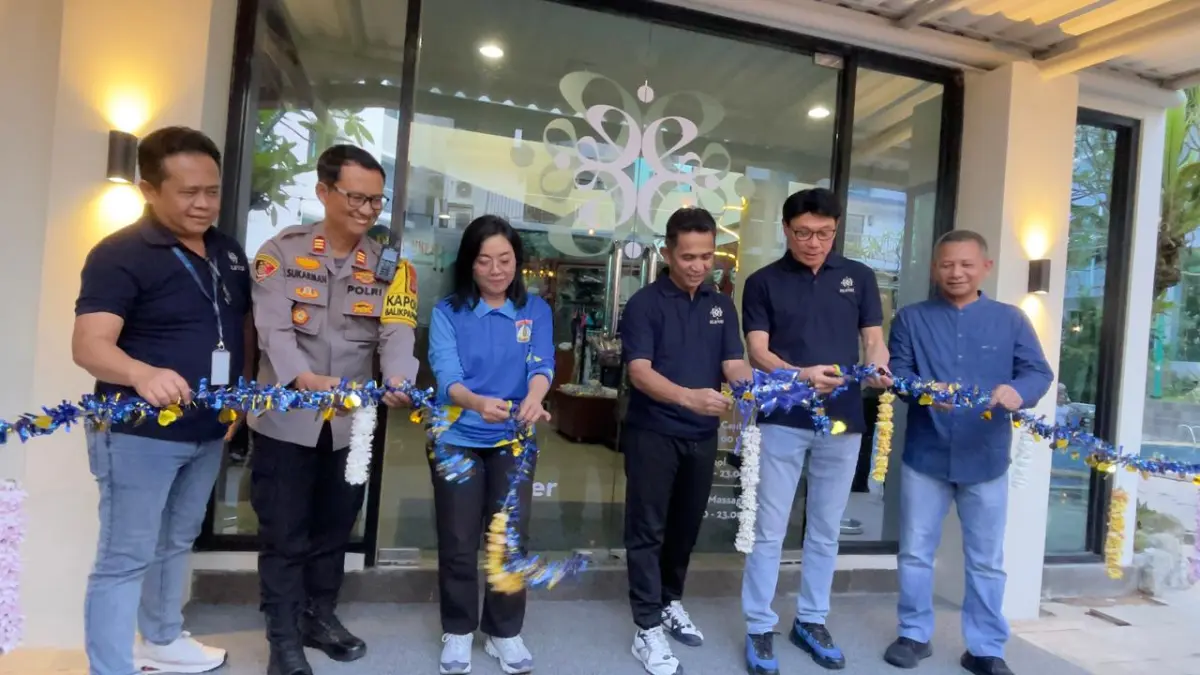 SARANA OLAHRAGA BARU: Wali Kota Balikpapan Rahmad Mas’ud, Kadisporapar Ratih Kusuma serta Director of Operations Blue Sky Hotel Balikpapan Asep Supardi (kiri) saat peresmian Elevate by Blue Sky Hotel, Sabtu (4/4).&nbsp;