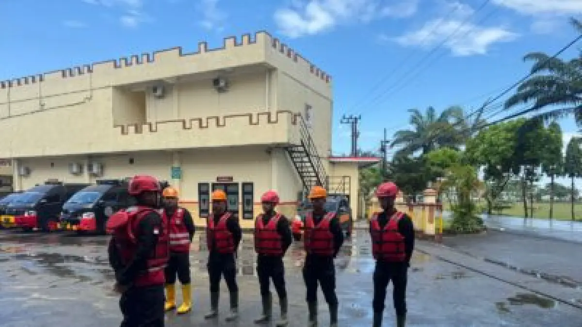SIAGA: Personel Brimob Polda Kaltim siaga di titik banjir, mereka bersama relawan membersihkan drainase.