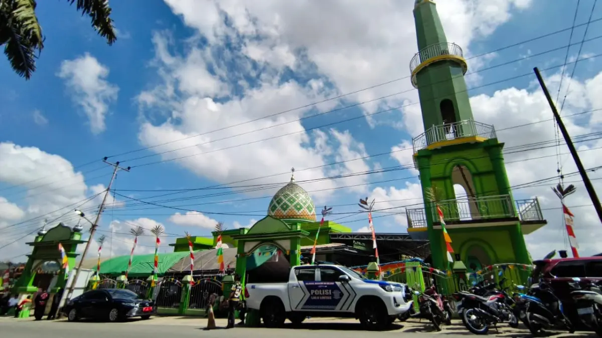 SWADAYA: Dibangun dengan semangat kebersamaan dan swadaya masyarakat, Masjid Hubbul Wathon diresmikan di Kelurahan Sengkotek, Minggu (5/4). (HAFIZ/KP)