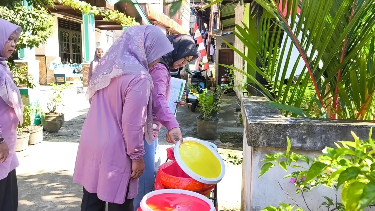 &nbsp;

Tim penilai meninjau lingkungan warga dalam pengelolaan sampahnya.

&nbsp;