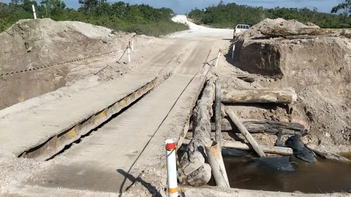 ALTERNATIF: Kondisi jembatan di jalur menuju Desa Senyiur, Muara Ancalong, Kutai Timur yang sempat dikabarkan putus. Akses ini bukan jalur utama warga. IST/KP