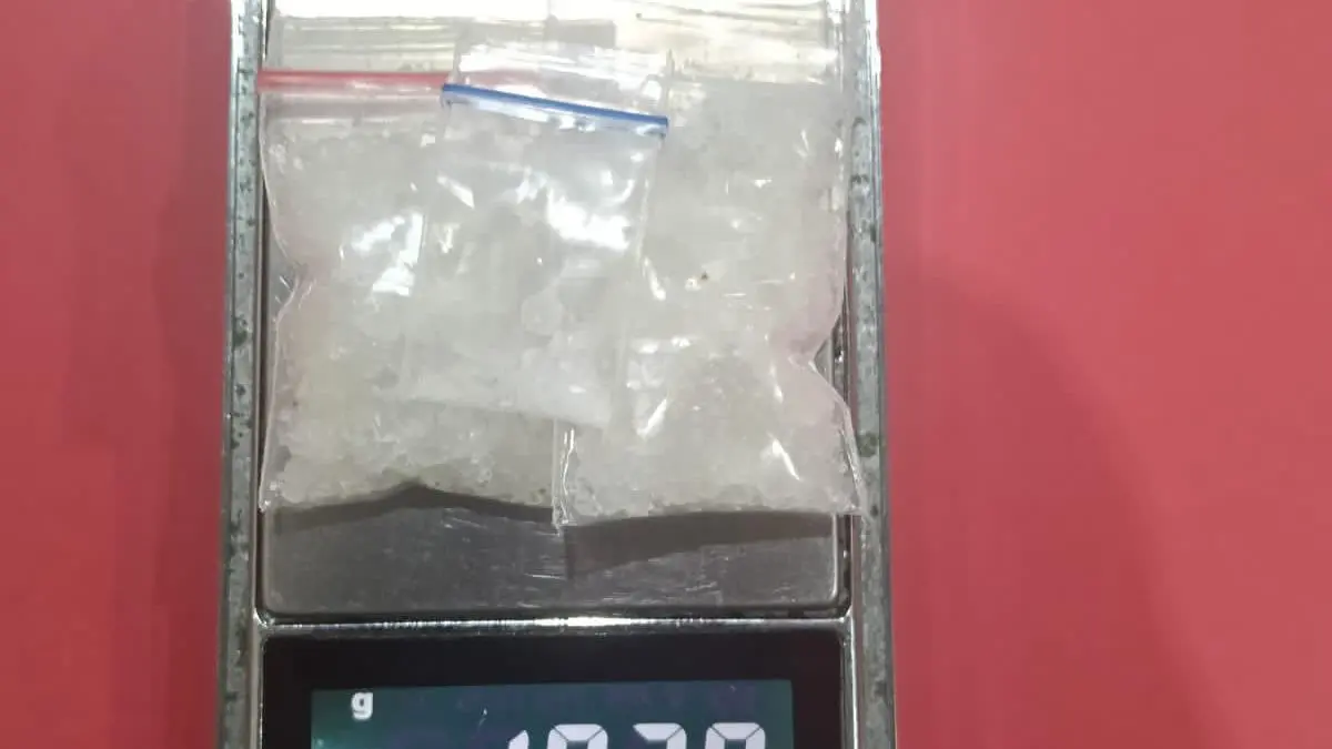 BARANG BUKTI SABU: Paket kristal putih diduga sabu seberat 10,38 gram beserta alat komunikasi milik tersangka S (34) yang diamankan Satresnarkoba Polres Bontang. 