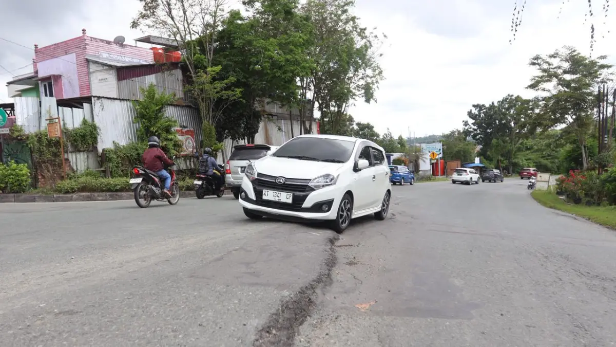 BUTUH PERBAIKAN: Kondisi ruas Jalan Syarifuddin Yoes Balikpapan di simpang BJBJ yang tampak amblas dan bergelombang, Senin (6/4). Kerusakan jalan nasional ini kian membahayakan pengendara yang melintas. ANGGI PRADITHA/KP