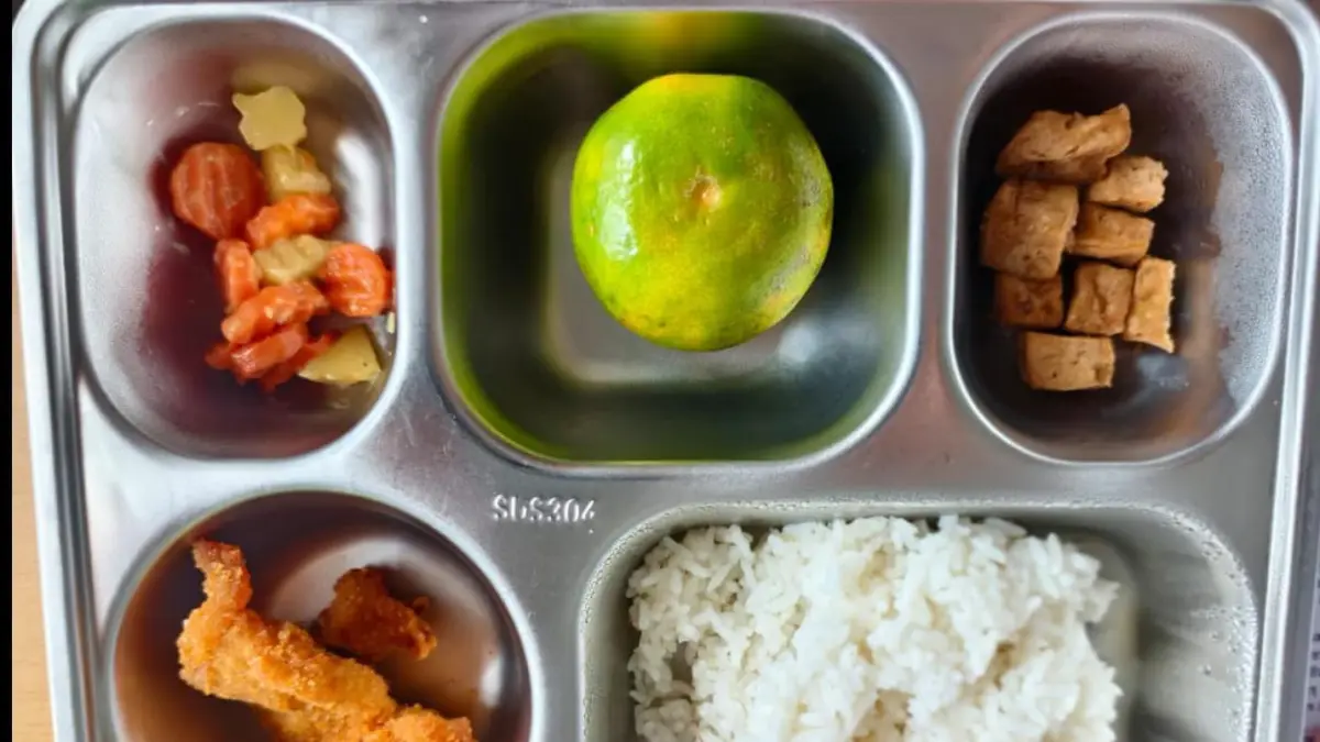 DISTRIBUSI: Salah satu menu makan MBG yang masih bisa beroperasi dapurnya pada hari ini di Kota Bontang. ADIEL KUNDHARA/KP